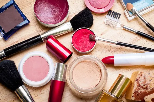 most-essential-things-to-have-in-your-makeup-kit